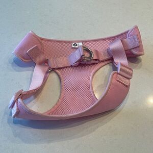 Top paw dog harness, new, size Xl great brand. Love the pink color. No new tag.